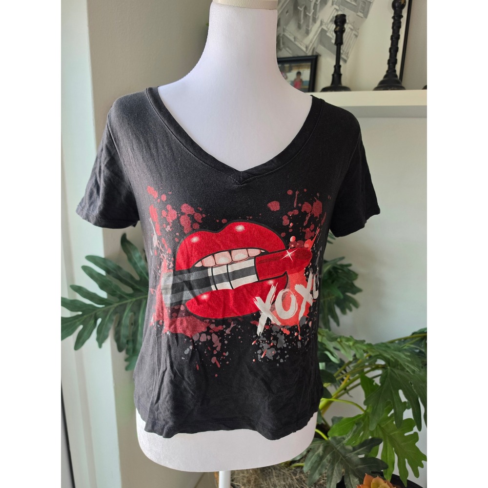 Sisters Womens Black V-Neck Graphic T-Shirt Red Lips XOXO Splatter Size Medium